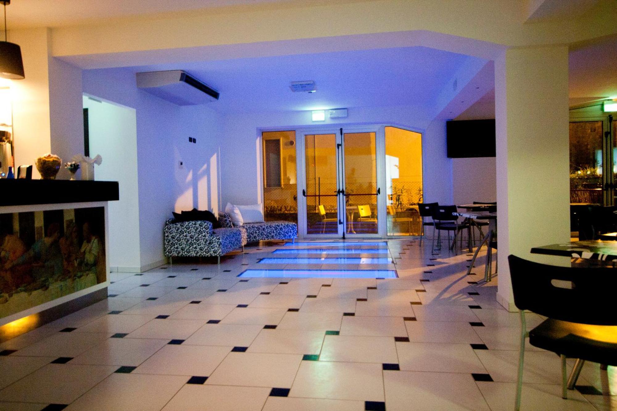 Hotel Leonardo เชเซนาติโก ภายนอก รูปภาพ