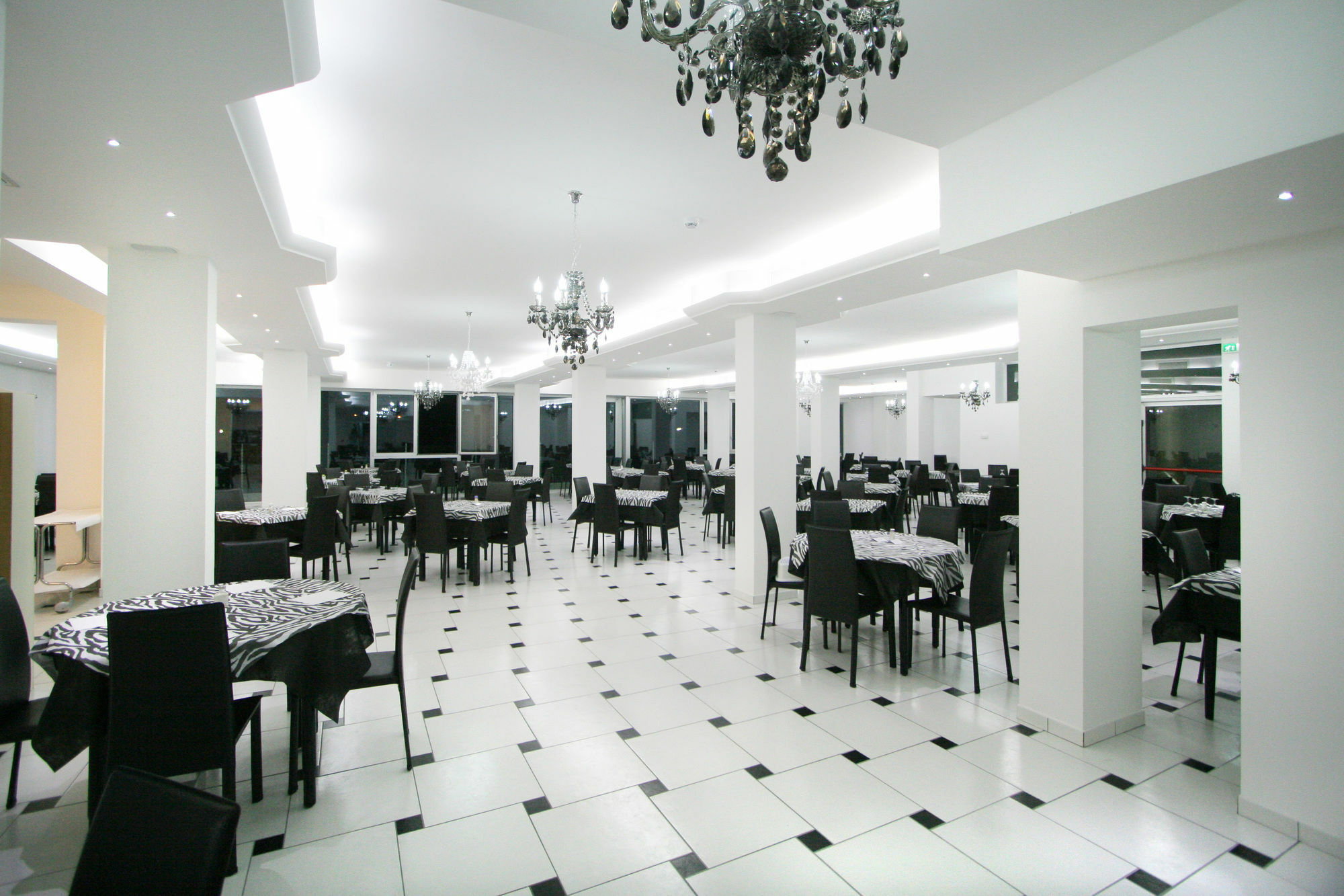 Hotel Leonardo เชเซนาติโก ภายนอก รูปภาพ